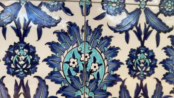 土耳其伊斯坦布尔奥斯曼帝国清真寺的内墙中发现了传统的蓝色土耳其瓷砖 蓝白彩绘瓷砖的旋转背景 — 图库视频影像