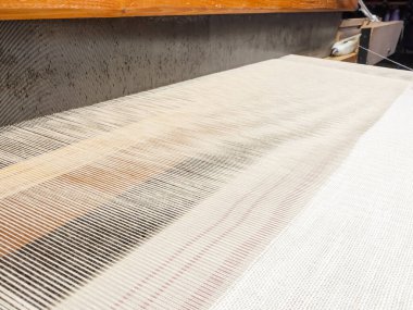 Geleneksel tekstil üretimi, tekstil sanayisi için dokuma ipliği pamuk ve ipek iplik kullanarak ve mekanik ahşap makine kullanarak örgü örerek örülüyor., . 