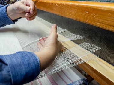 Geleneksel tekstil üretimi, tekstil sanayisi için dokuma ipliği pamuk ve ipek iplik kullanarak ve mekanik ahşap makine kullanarak örgü örerek örülüyor., . 