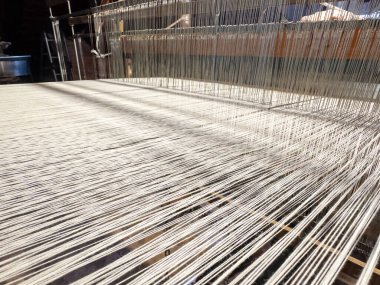 Geleneksel tekstil üretimi, tekstil sanayisi için dokuma ipliği pamuk ve ipek iplik kullanarak ve mekanik ahşap makine kullanarak örgü örerek örülüyor., . 