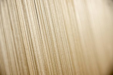 Geleneksel tekstil üretimi, tekstil sanayisi için dokuma ipliği pamuk ve ipek iplik kullanarak ve mekanik ahşap makine kullanarak örgü örerek örülüyor., . 