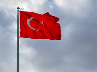  Mavi bulutlu gökyüzünde dalgalanan Türk bayrağı. 19 mayi, 23 nisan, 15 temmuz, 30 agu, 29 ekim, 10 kasim. Türk milleti. 19 Mayıs, 23 Nisan, 15 Temmuz, 30 Ağustos, 29 Ekim. 