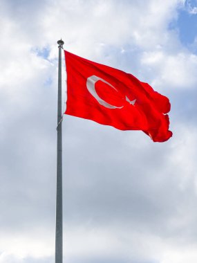  Mavi bulutlu gökyüzünde dalgalanan Türk bayrağı. 19 mayi, 23 nisan, 15 temmuz, 30 agu, 29 ekim, 10 kasim. Türk milleti. 19 Mayıs, 23 Nisan, 15 Temmuz, 30 Ağustos, 29 Ekim. 