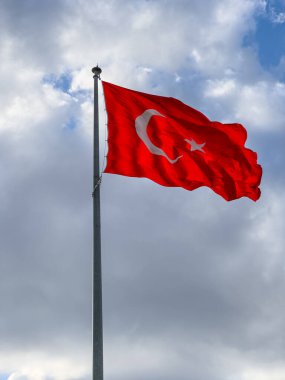  Mavi bulutlu gökyüzünde dalgalanan Türk bayrağı. 19 mayi, 23 nisan, 15 temmuz, 30 agu, 29 ekim, 10 kasim. Türk milleti. 19 Mayıs, 23 Nisan, 15 Temmuz, 30 Ağustos, 29 Ekim. 