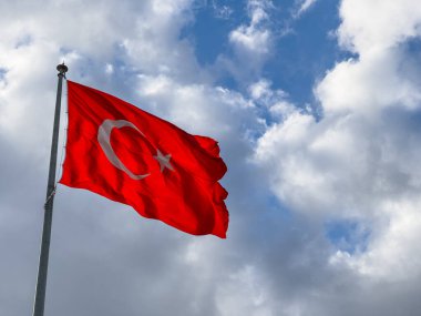  Mavi bulutlu gökyüzünde dalgalanan Türk bayrağı. 19 mayi, 23 nisan, 15 temmuz, 30 agu, 29 ekim, 10 kasim. Türk milleti. 19 Mayıs, 23 Nisan, 15 Temmuz, 30 Ağustos, 29 Ekim. 