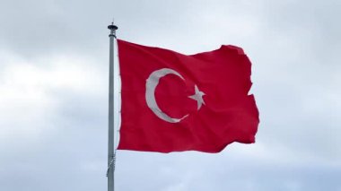 Türk bayrağı mavi gökyüzünde dalgalanıyor. Türkiye Cumhuriyeti ulusal kırmızı işareti. Bayrak direğinde kırmızı bayrak sallanıyor. 