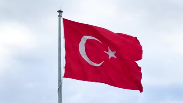 トルコ国旗が青空を飛んでいる トルコ共和国の赤いサイン フラグポールに掛かる赤旗 — ストック動画