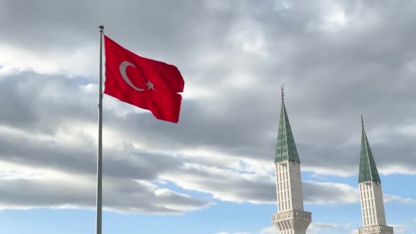 Bandera Turca Ondeando Cielo Azul Junto Minarete Mezquita República Turquía — Vídeos de Stock