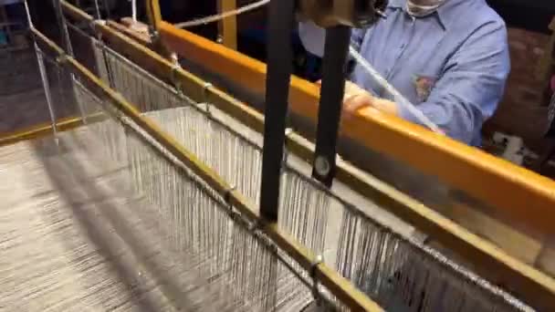 Průmyslová Textilní Továrna Detailní Záběr Silných Bílých Nití Pohybujících Tkalcovským — Stock video