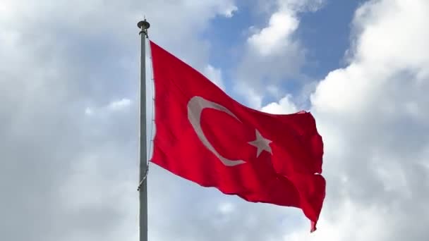 Turkiska Flaggan Viftar Blå Himmel Republiken Turkiets Nationella Röda Tecken — Stockvideo