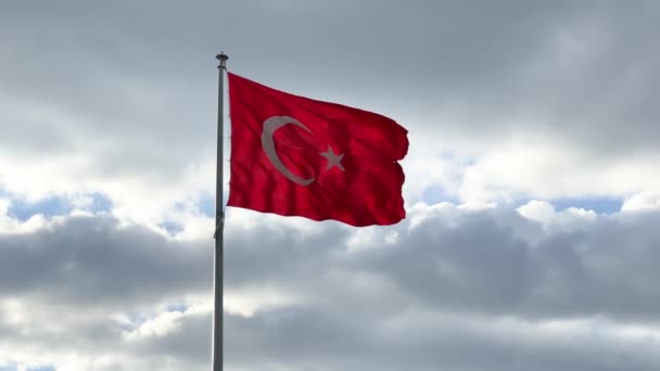 Türk Bayrağı Mavi Gökyüzünde Dalgalanıyor Türkiye Cumhuriyeti Ulusal Kırmızı Işareti — Stok video