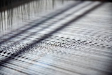 Geleneksel tekstil üretimi, tekstil sanayisi için dokuma ipliği pamuk ve ipek iplik kullanarak ve mekanik ahşap makine kullanarak örgü örerek örülüyor., . 