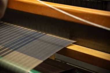 Geleneksel tekstil üretimi, tekstil sanayisi için dokuma ipliği pamuk ve ipek iplik kullanarak ve mekanik ahşap makine kullanarak örgü örerek örülüyor., . 