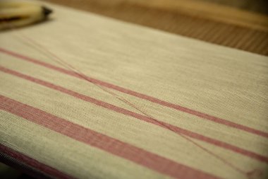 Geleneksel tekstil üretimi, tekstil sanayisi için dokuma ipliği pamuk ve ipek iplik kullanarak ve mekanik ahşap makine kullanarak örgü örerek örülüyor., . 