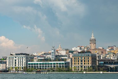 İstanbul, Türkiye - 5 Mayıs 2023: İstanbul 'da Galata Kulesi. İstanbul 'un İstanbul şehri İstanbul Boğazı manzarası. Yüksek kalite fotoğraf