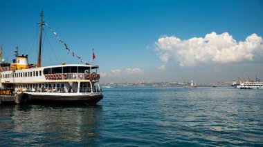 İstanbul, Türkiye 'deki İstanbul Boğazı' ndaki feribot yolcu feribotu limana yanaştı. Yüksek kalite fotoğraf