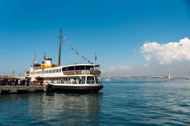 İstanbul, Türkiye 'deki İstanbul Boğazı' ndaki feribot yolcu feribotu limana yanaştı. Yüksek kalite fotoğraf
