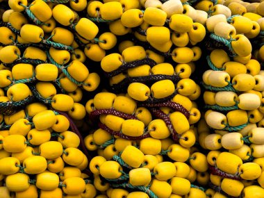 Balık ağları, sarı şamandıralar, balıkçılık temalı arka plan sarı arka plan. Yüksek kalite fotoğraf