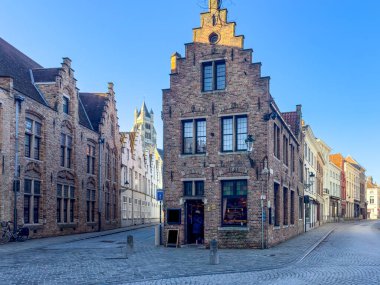 Belçika 'nın Bruges Brugge şehrindeki güzel kanal ve geleneksel evler. Yüksek kalite fotoğraf