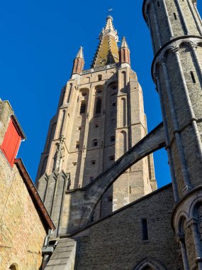 Bruges 'deki tarihi kilise, alttan çekim, Belçika' nın Brugge şehrindeki güzel kanallar ve geleneksel evler. Yüksek kalite fotoğraf