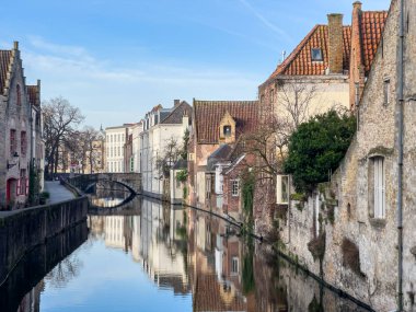 Belçika 'nın Bruges Brugge şehrindeki güzel kanal ve geleneksel evler. Yüksek kalite fotoğraf