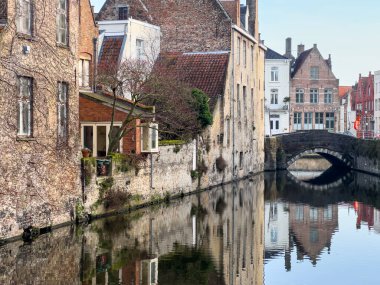 Belçika 'nın Bruges Brugge şehrindeki güzel kanal ve geleneksel evler. Yüksek kalite fotoğraf