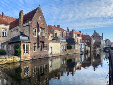 Belçika 'nın Bruges Brugge şehrindeki güzel kanal ve geleneksel evler. Yüksek kalite fotoğraf