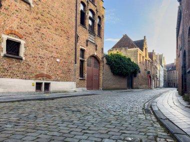 Belçika 'nın Bruges Brugge şehrindeki güzel kanal ve geleneksel evler. Yüksek kalite fotoğraf