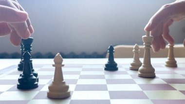 Satranç oynuyorum. Satranç oynuyorum. Çocuk satranç oynuyor ve okul ortamında bir taşın yerini değiştiriyorum.. 