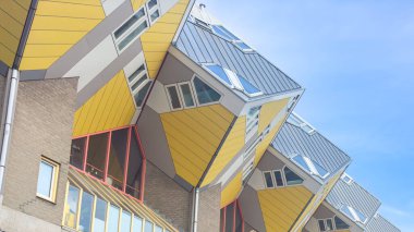Rotterdam 'daki sarı kübik evler. Rotterdam 'daki kubuswoningen turistik bir yer. Hollandaca Kubuswoningen, bir dizi yenilikçi ev tasarlamıştır..