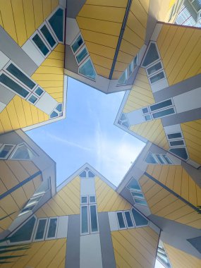 Rotterdam 'daki sarı kübik evler. Rotterdam 'daki kubuswoningen turistik bir yer. Aşağıdan bakıldığında yıldız şeklinde görünen tasarımcı küp evler.