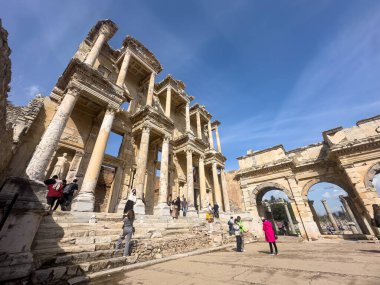 İzmir, Türkiye - 3 Mart 2024: Celsus Kütüphanesi, Efes, Türkiye, İzmir 'deki Efes antik sitesinin kalıntıları. Unesco mirası. Antik kenti ziyaret eden turistler. 