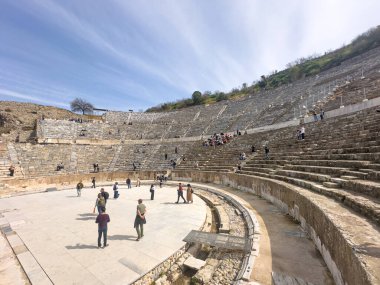 İzmir, Türkiye - 3 Mart 2024: Celsus Kütüphanesi, Efes, Türkiye, İzmir 'deki Efes antik sitesinin kalıntıları. Unesco mirası. Antik kenti ziyaret eden turistler. 