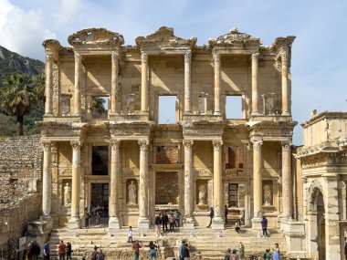 İzmir, Türkiye - 3 Mart 2024: Celsus Kütüphanesi, Efes, Türkiye, İzmir 'deki Efes antik sitesinin kalıntıları. Unesco mirası. Antik kenti ziyaret eden turistler. 