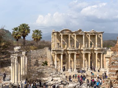 İzmir, Türkiye - 3 Mart 2024: Celsus Kütüphanesi, Efes, Türkiye, İzmir 'deki Efes antik sitesinin kalıntıları. Unesco mirası. Antik kenti ziyaret eden turistler. 