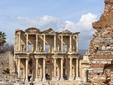 İzmir, Türkiye - 3 Mart 2024: Celsus Kütüphanesi, Efes, Türkiye, İzmir 'deki Efes antik sitesinin kalıntıları. Unesco mirası. Antik kenti ziyaret eden turistler. 