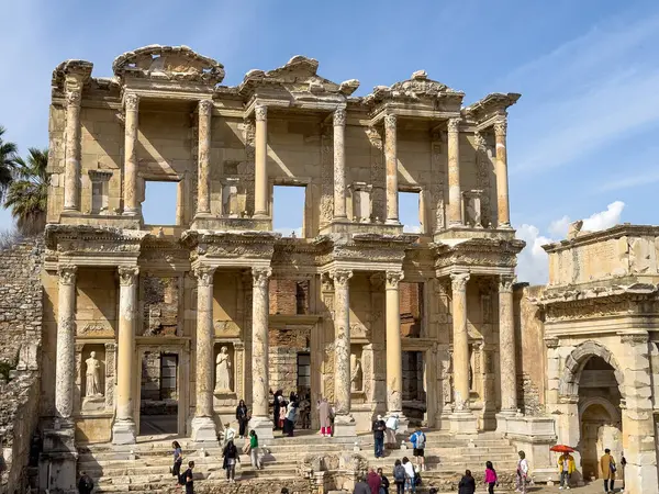 İzmir, Türkiye - 3 Mart 2024: Celsus Kütüphanesi, Efes, Türkiye, İzmir 'deki Efes antik sitesinin kalıntıları. Unesco mirası. Antik kenti ziyaret eden turistler. 