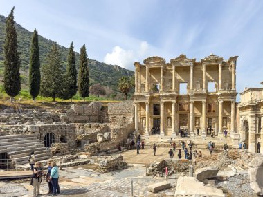 İzmir, Türkiye - 3 Mart 2024: Celsus Kütüphanesi, Efes, Türkiye, İzmir 'deki Efes antik sitesinin kalıntıları. Unesco mirası. Antik kenti ziyaret eden turistler. 