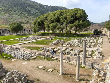 İzmir, Türkiye - 3 Mart 2024: Celsus Kütüphanesi, Efes, Türkiye, İzmir 'deki Efes antik sitesinin kalıntıları. Unesco mirası. Antik kenti ziyaret eden turistler. 