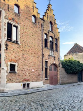 Belçika 'nın ünlü turistik şehri Bruge' un sokak manzarası ve klasik ortaçağ mimarisine sahip evleri