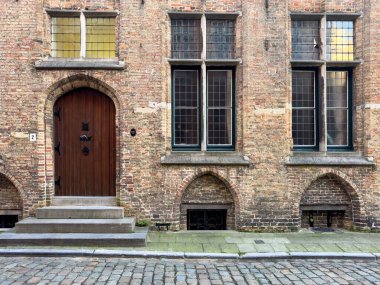 Belçika 'nın ünlü turistik şehri Bruge' un sokak manzarası ve klasik ortaçağ mimarisine sahip evleri