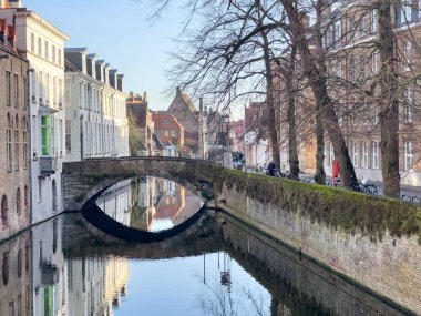 Belçika tarihi binası gündüz vakti turizm, Bruges, Belçika tarihi kanalları için ünlü bir yer. 