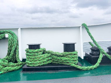 İskelede ip, deniz taşımacılığı konsepti, gemiyi iskeleye bağlamak için yeşil plastik ip, soyut arka plan. Yüksek kalite fotoğraf