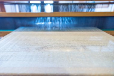 İpek üretmek için üretilmiş beyaz ipek böcekleri kozaları. Çiğ ipek, geleneksel tekstil üretimi tekstil endüstrisi için dokuma ipliği. 