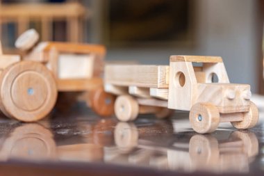 Ahşaptan yapılmış el yapımı çocuk oyuncakları, çocuklar için sürdürülebilir ekolojik tahta oyuncak konsepti. 