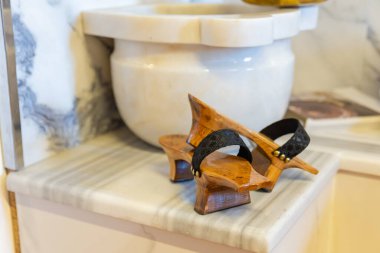 Eski Türk hamamı ve özgün musluk, geleneksel Türk hamamı ve malzemeleri kullanıldı. Yüksek kalite fotoğraf