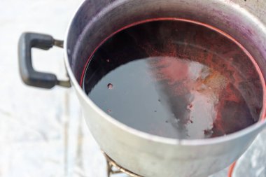 Doğal boyalardan yapılmış el boyası kumaşlar, pamuk kumaşın doğal boyama süreci.. 