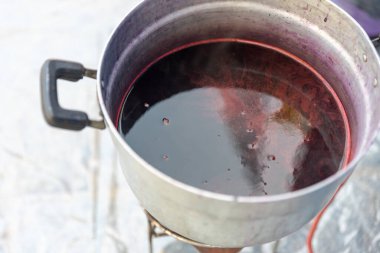Doğal boyalardan yapılmış el boyası kumaşlar, pamuk kumaşın doğal boyama süreci.. 