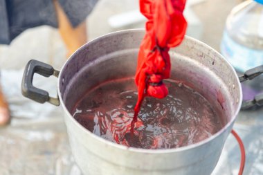 Doğal boyalardan yapılmış el boyası kumaşlar, pamuk kumaşın doğal boyama süreci.. 