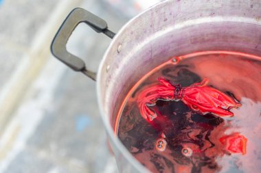 Doğal boyalardan yapılmış el boyası kumaşlar, pamuk kumaşın doğal boyama süreci.. 